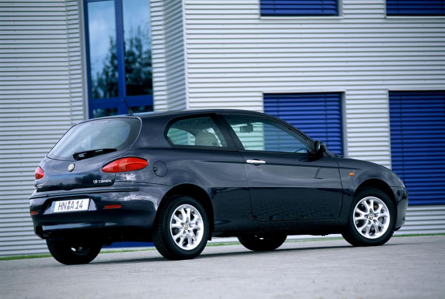  Alfa Romeo 147 3-Door (937A) 2000 года  (фото 32 из 43)